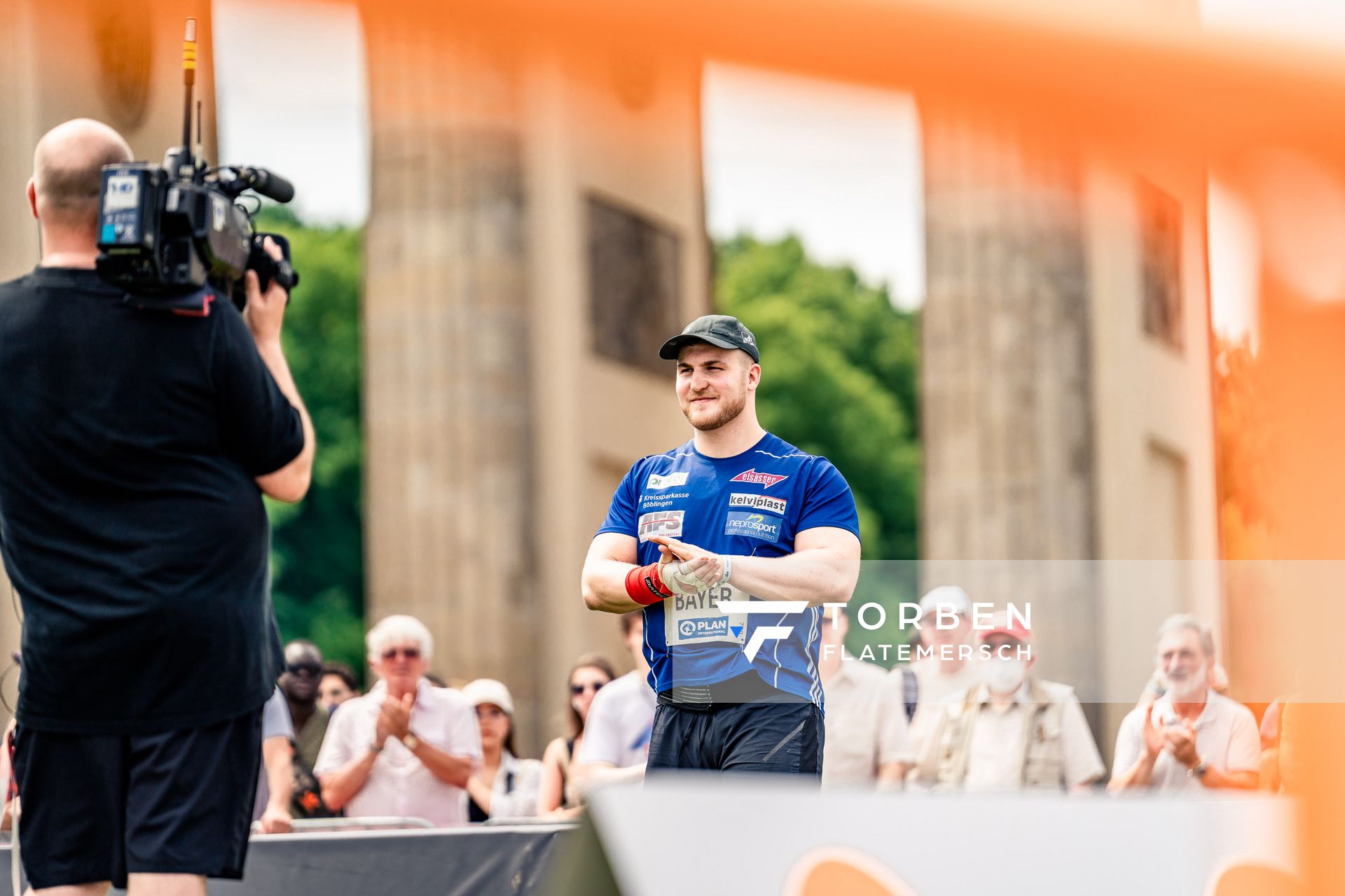 Simon Bayer (VfL Sindelfingen) beim Kugelstossen waehrend der deutschen Leichtathletik-Meisterschaften auf dem Pariser Platz am 24.06.2022 in Berlin